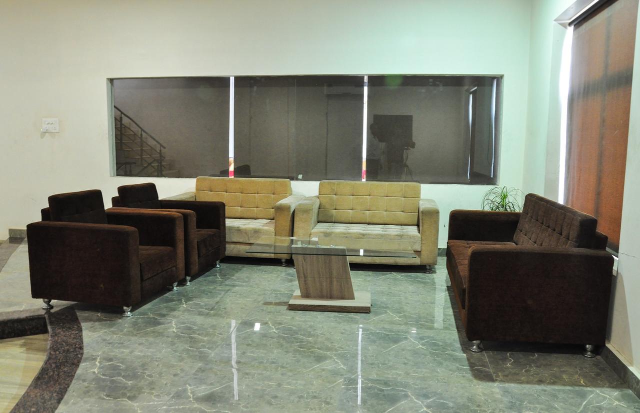 Oyo 1358 Hotel Crossroad Lucknow Exterior foto